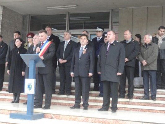 Lupu şi Haşotti au vorbit la Medgidia despre naţionalitate. Iordache le-a dat oamenilor fasole cu cârnaţi